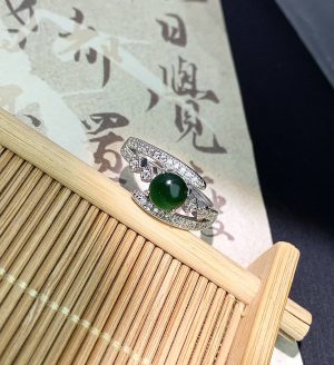 冰种帝王绿铜镶豪镶蛋面翡翠戒指