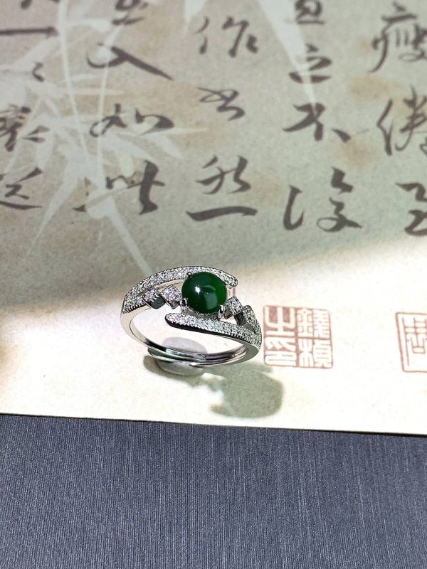 冰种帝王绿铜镶豪镶蛋面翡翠戒指